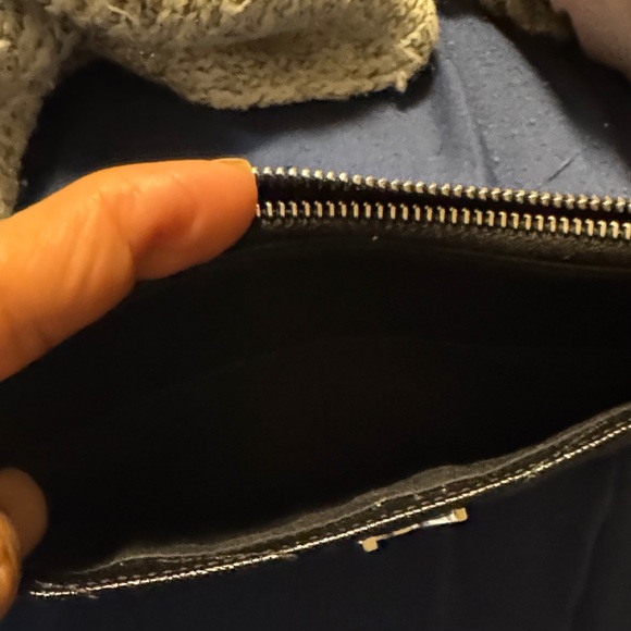 Saint Laurent Black Leather Detail - Picture 5 of 9